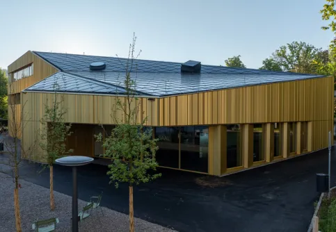 Gemeindehalle - Arlesheim | ©SunStyle® | Integration der Solardachziegel in komplexe Dachgeometrien mit flachen Neigungswinkeln