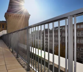 Panorama® Aluminium-Geländer integrieren sich in jede Gebäudearchitektur