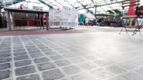 Der Auftrag sah die Verlegung von einem Vinyl-Designboden auf Verbundsteinpflaster im Edelsplitt vor, wobei das Verbundsteinpflaster auch noch für eine spätere Nutzung erhalten bleiben sollte.