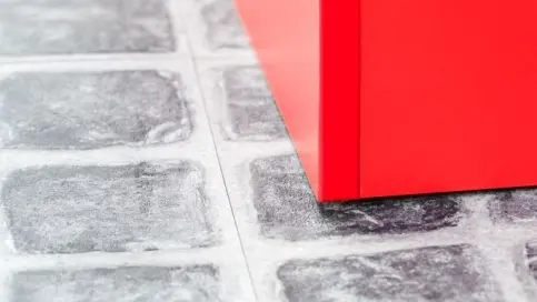 Mit dem Trockenklebstoff SIGAN ELEMENTS PLUS in Kombination mit der Stabilisierungsunterlage UZIN RR 185 konnte der neue Bodenbelag schnell und unkompliziert verlegt werden.
