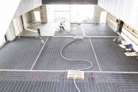 Auf 7.000 m2 war der Estrich als Heizestrich mit integrierter Fußbodenheizung innerhalb kürzester Zeit und mit perfekter Ebenheit zu verlegen.