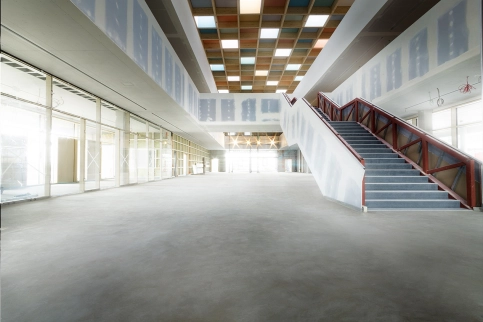 Beim Neubau des Gymnasiums in Lappersdorf musste ein hochstrapazierfähiger Estrich verlegt werden: UZIN SC 980 Schnellzementestrich kam zum Einsatz.