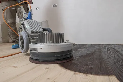 Die Ölgrundierung PALL-X 333 Color „Dark Brown“ wurde gleichmäßig auf der Fläche aufgetragen und nachpoliert.