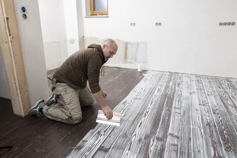 Der Farbspachtel PALL-X Color Effect setzt sich in der Holzstruktur ab und betont die natürlichen Maserungen.
