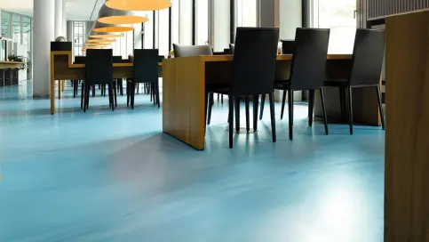 Für die Kantine des Energiedienstleisters wurde mit der UV-stabilen Verlaufbeschichtung ARTURO PU2050 ein Boden geschaffen, der mit der Zeit geht und Akzente setzt.