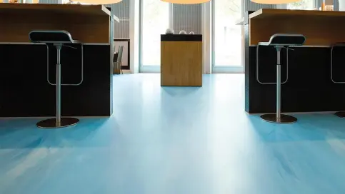 Ein Boden, der das Raumempfinden entscheidend prägt, aber auch die funktionellen Anforderungen an gute Akustik, hohen Laufkomfort und einfache Reinigung erfüllt.