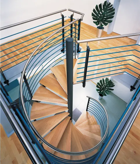 Spindeltreppe SP 117 mit abgetreppter Außenwange, Stufen und Podest: Ahorn massiv, Geländer: New York, Handlauf: Edelstahl