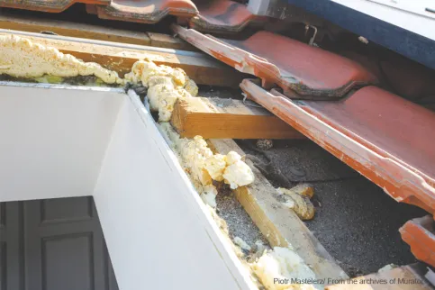 Freigelegte Fensteröffnung mit unbeschädigter Fensternische