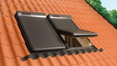 Der elektrische Außenrollladen ARZ Solar wird mit einer integrierten Solarbatterie geladen.