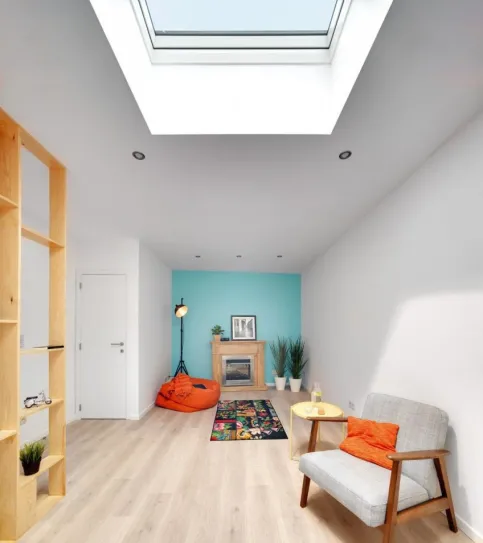 Das Flachdach-Fenster DXW ist mit Zwei-Kammer-Isolierverglasung mit Ug=0,5 m2/K erhältlich.
