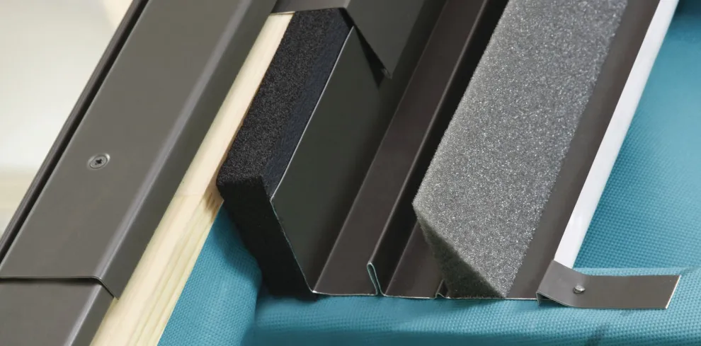 Für noch bessere Thermoisolation besteht der Eindeckrahmen EH_-AT Thermo aus Unterteil, zwei Seitenteilen, Oberteil, 22 mm starken aufgesetzten Wärmedämmstoff und breiteren Fensterabdeckprofilen.