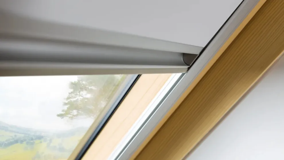 Die Dachfenster-Rollos ARF und ARP verfügen über seitliche Führungsschienen und sind stufenlos verstellbar.
