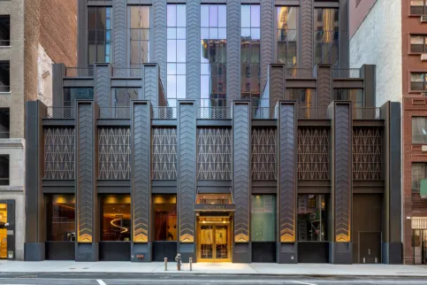Wetterschutzgitter im Sockelbereich des Rose Hill Wohngebäude in New York
