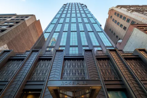 Wetterschutzgitter im Sockelbereich des Rose Hill Wohngebäude in New York