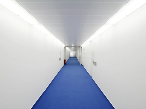 Metalldecke 420.96, Bonn Center, lange Flure