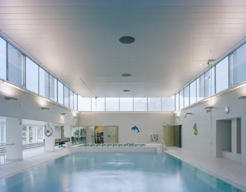 Paneelsystem geschlossene Fuge Aluminium 1208AF - Schwimmbad - Sofia Revalidatie, NL-Delft