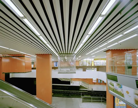V-Paneel Aluminium - Bahnhof Arnulf-Klett-Passage , Stuttgart