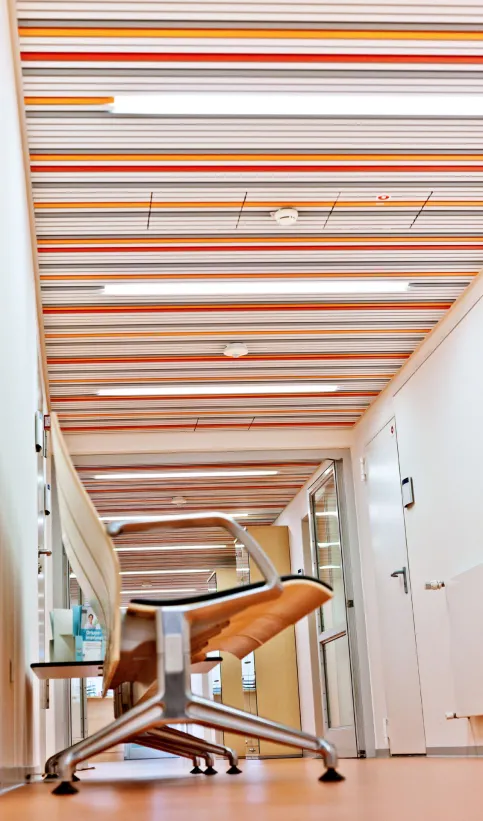 Paneelsystem offene Fuge Aluminium 2815ZF – Lehrklinik Würzburg