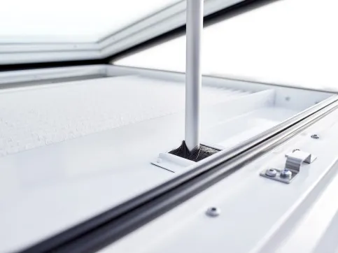 Kingspan ESSMANN Flachdachfenster FDF mit Linearantrieb – Lüftungsposition