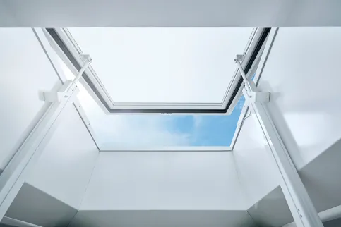 Flachdachfenster FDF mit AK ST-TG und Dachausstieg mit Linearantrieb EDA-M geöffnet – Ansicht von unten