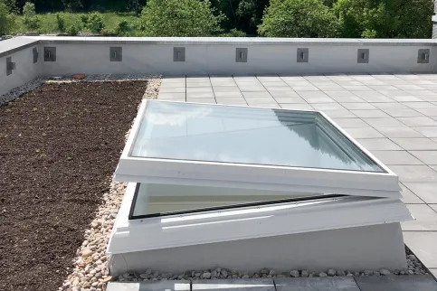 Flachdachfenster FDF mit thermisch getrenntem Stahl-Aufsetzkanz AK ST-TG Flex 6°– Lüftungsposition
