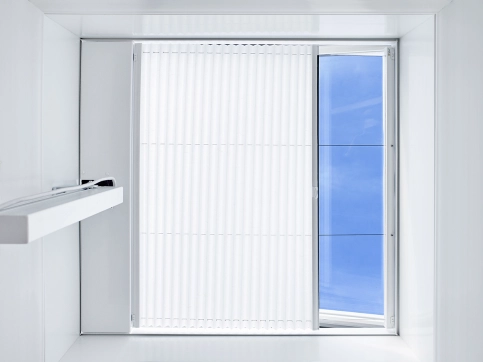 Kingspan ESSMANN Flachdachfenster FDF mit Blendschutz und Linearantrieb