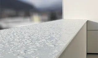 Auch als Mauerabdeckung an Fassaden und Dachterrassen trotzt helopal Wind und Wetter.