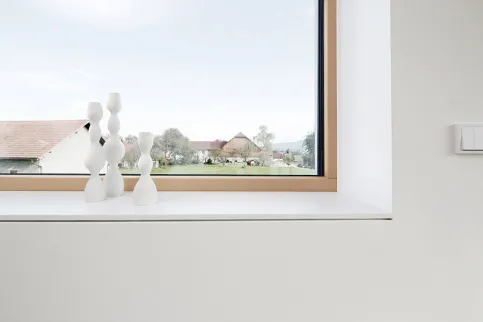 Durch den Einbau mit Schattenfuge ermöglichen linea Innenfensterbänke eine saubere und leichte Optik, die Licht und Schatten effektvoll inszeniert.