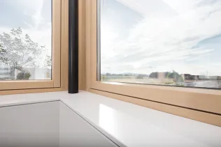 helopal als Innenfensterbank, Einbau mit Schattenfuge