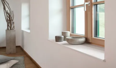 Die schlichte Ausführung und in zwei verschiedenen Oberflächen mit Holzstruktur verleihen woodline Innenfensterbänek eine warme, angenehme Optik und Haptik.