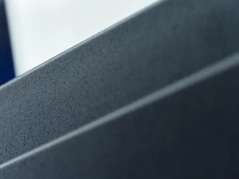 Durch die fein strukturierten Oberflächen der VEKA Feinstruktur wird einfallendes Licht in unterschiedliche Richtungen reflektiert wird und verleiht dem Fenster eine matte Optik.