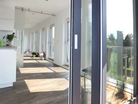 Die samtige Haptik von VEKA SPECTRAL verleiht Fenstern eine ästhetische Dimension durch Tiefenwirkung.