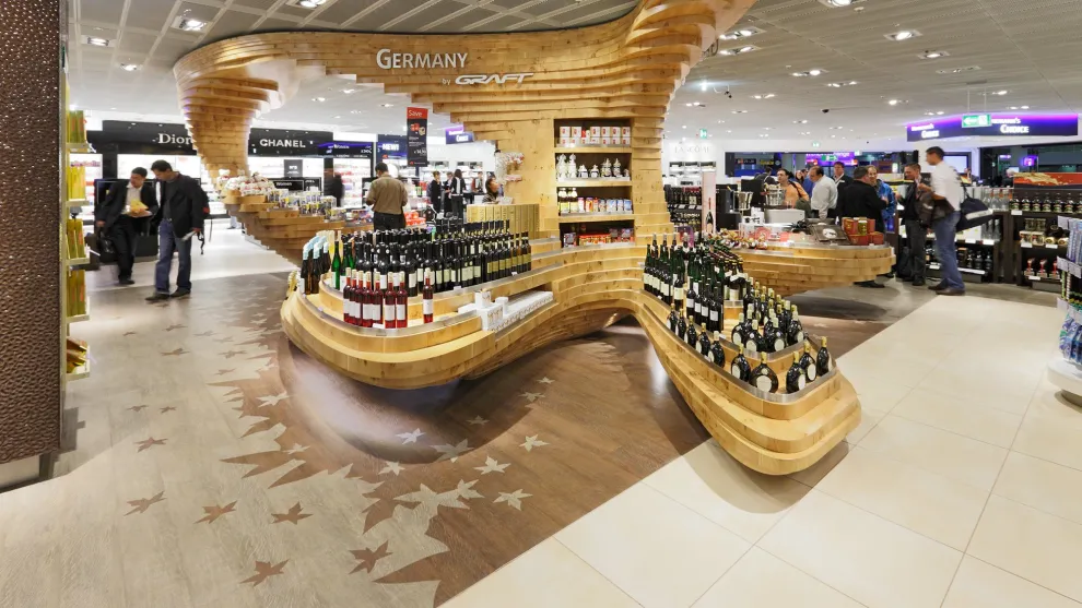 Installation von Graft Architekten für die regionalen Spezialitätenbereiche "Made in Germany" im Heinemann Duty Free am Flughafen Frankfurt. Intarsie von PROJECT FLOORS.