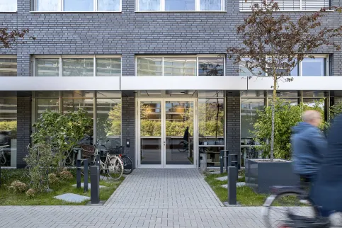 Die Fassade des frei stehenden, siebenstöckigen Geschäftssitzes der Hannoverschen IHK aus blau-anthrazitfarbenen Vandersanden-Ziegeln verleiht dem Gebäude eine würdevolle, eigenständige Anmutung.