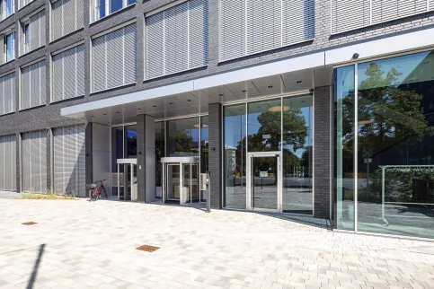 Das Erdgeschoss der neuen IHK Hannover besticht durch seine Offenheit.