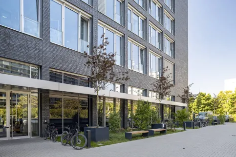 Durch die bodentiefen Fenster strahlt das Gebäude Transparenz und Offenheit aus. Zudem sorgen die charakteristischen Fensterflächen für sympathisch lichtdurchflutete Räume.