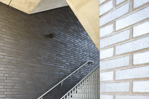Um die obenliegenden Etagen erschließen zu können, planten die Architekten ein innenliegendes Treppenhaus mit besonderen technischen Ansprüche. Auch hier verkleiden Vandersanden-Klinker das Mauerwerk.