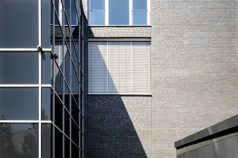Das offene Hochhaus als ein markantes, monolithisches Zeichen, fügt sich perfekt in das Stadtbild der umliegenden Gebäude ein.