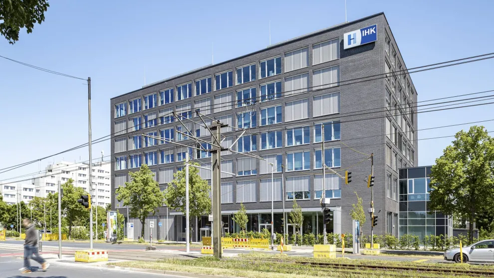 Neues Wahrzeichen für die lokale, heimische Wirtschaft: IHK-Neubau in Hannover kommuniziert Transparenz und Stärke durch viel Glas und Vandersanden-Klinker.