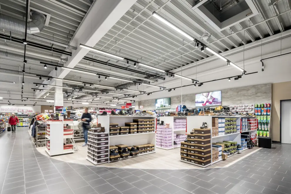 Famila Tittau, Großenseer Str. 7b, 22946 Trittau: Die komplette Verkaufsfläche ist von Oktalite beleuchtet, HCL an der Kasse, Lichtsteuerung an Kasse und Frischetheken; hier Schuhabteilung; Foto: Oktalite Lichttechnik GmbH
