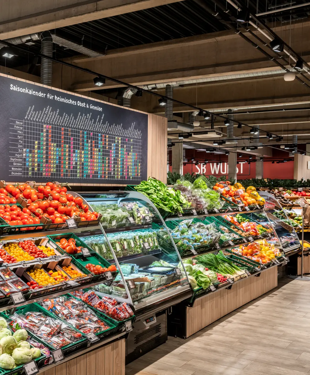 Edeka Süllau, Kirchenstraße 31, 22946 Trittau. Eröffnung 28.08.19.; Lichtsteuerung Casambi + Livelink und Spezialpendelleuchten. Erstes Projekt mit Kalo / Grado Twin / neue Lichtfarbe Brilliant Food; Foto: Oktalite Lichttechnik GmbH