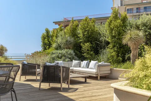 Handgeformte Terrassendielen aus Mineralfaserverbundstoff
