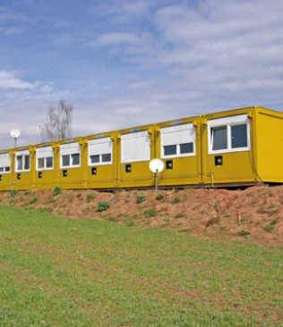 Versorgung einer Containeranlage mit 36 Wohn- und Sanitärcontainern