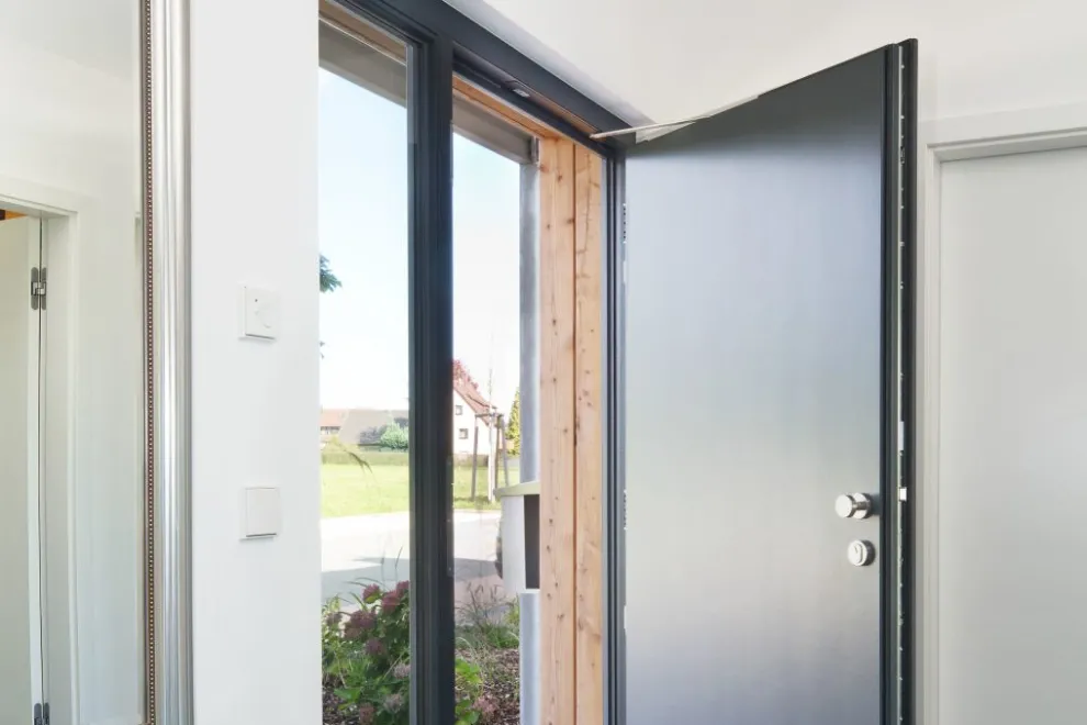 ECturn Inside – Integrierbarer elektromechanischer Drehtürantrieb für barrierefreie einflügelige Türen bis 125 kg, © GEZE GmbH