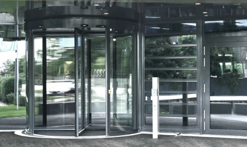 TSA 325 NT RC2 — Automatisches Karusselltürsystem, , © GEZE GmbH / Robert Sprang