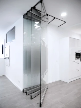 MSW Comfort – Bewegliches Ganzglas-Trennwandsystem, © GEZE GmbH / Jürgen Biniasch