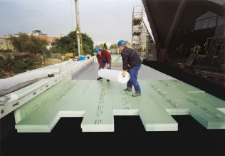 Verlegung von Styrodur C® oberhalb der Dachabdichtung.