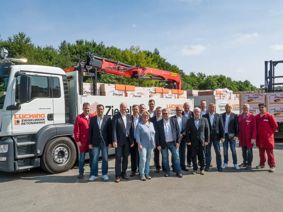 Mitarbeiter: (V.l.n.r.) Claus Lohmann, Thorsten Thiel, Joachim Thater, Manfred John, Hubertus Rustemeier, Grit Willinger, Stephan Böddeker, Werner Heermann, Georg Volkmer, Klaus Becker, Ludger Scheideler, Ulrich Hoppe, Hartwig Thiele, Wilfried Knoke, Frank Scheibe, Hubertus Becker, Murat Uzunoglu Mitarbeiter: (V.l.n.r.) Claus Lohmann, Thorsten Thiel, Joachim Thater, Manfred John, Hubertus Rustemeier, Grit Willinger, Stephan Böddeker, Werner Heermann, Georg Volkmer, Klaus Becker, Ludger Scheideler, Ulrich Hoppe, Hartwig Thiele, Wilfried Knoke, Frank Scheibe, Hubertus Becker, Murat Uzunoglu