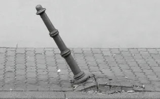 Problem am Beispiel eines Pollers: Herkömmliche Poller, inklusive Bodenhülsen und Schließmechanismus, werden nach einer Krafteinwirkung durch ein Fahrzeug stark beschädigt oder sogar zerstört und müssen kosten- und zeitaufwändig repariert werden.