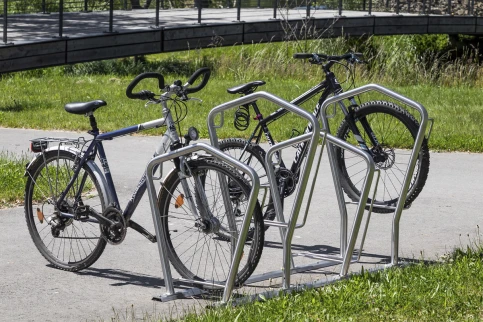 Fahrradparker 480 auf Trapezschiene als Reihananalge